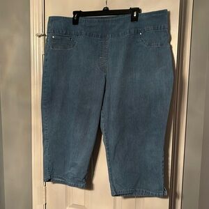 Ruby Rd Woman elastic waist pull on jean capris with pockets